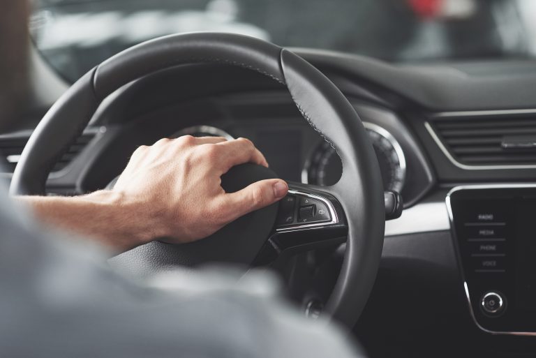 Miért remeg a kormány 90 km/h felett? 4 gyakori ok, amivel rengetegszer találkozunk a szervizben